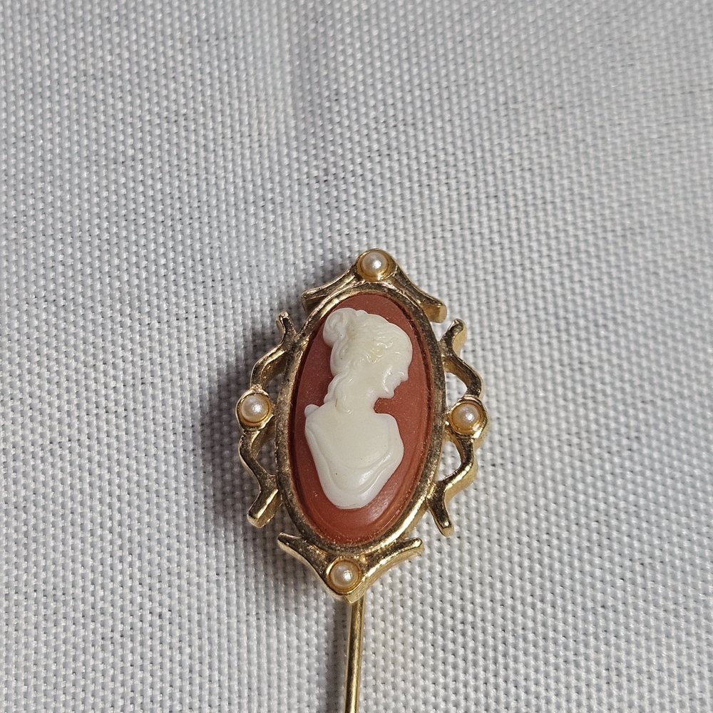Vintage  Cameo Stick Pin Marked Avon Gold Tone Faux Pearls excellent condition